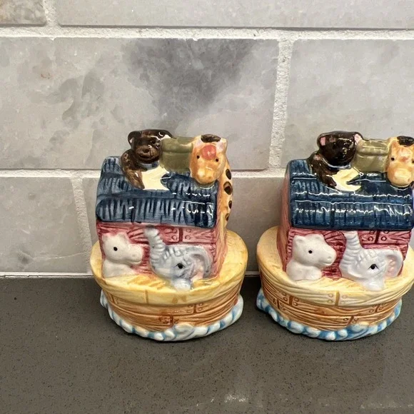 Vintage Noah's Ark Animals On Boat Ceramic Salt And Pepper Shaker Kitchen Decor - Picture 1 of 8